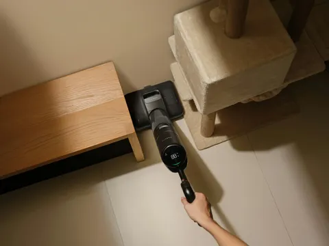 שאיבת אבק בפינת החדר עם שואב אלחוטי