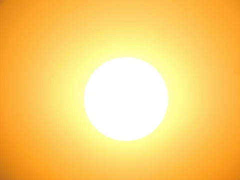 שמש לבנה בוהקת בשמיים כתומים